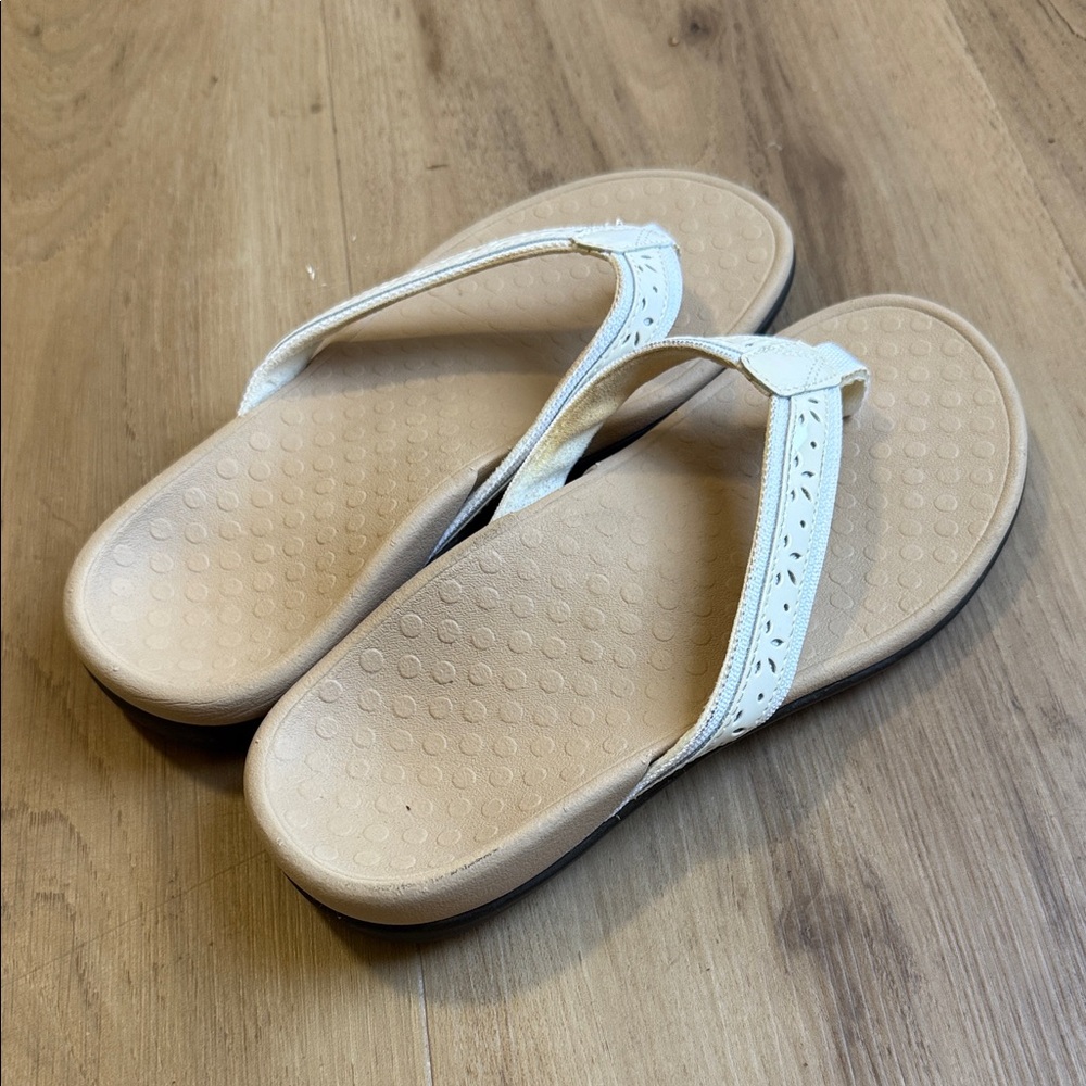 White Women's Vionic Sandals